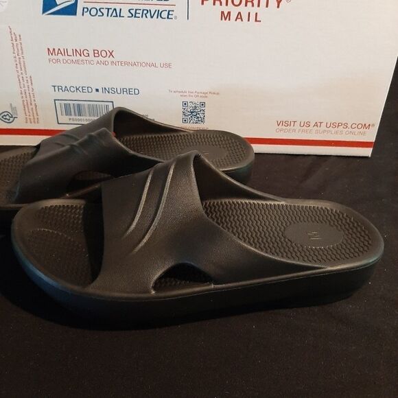 New Size Medium Rubber Slip-On Shoes - Picture 2 of 4